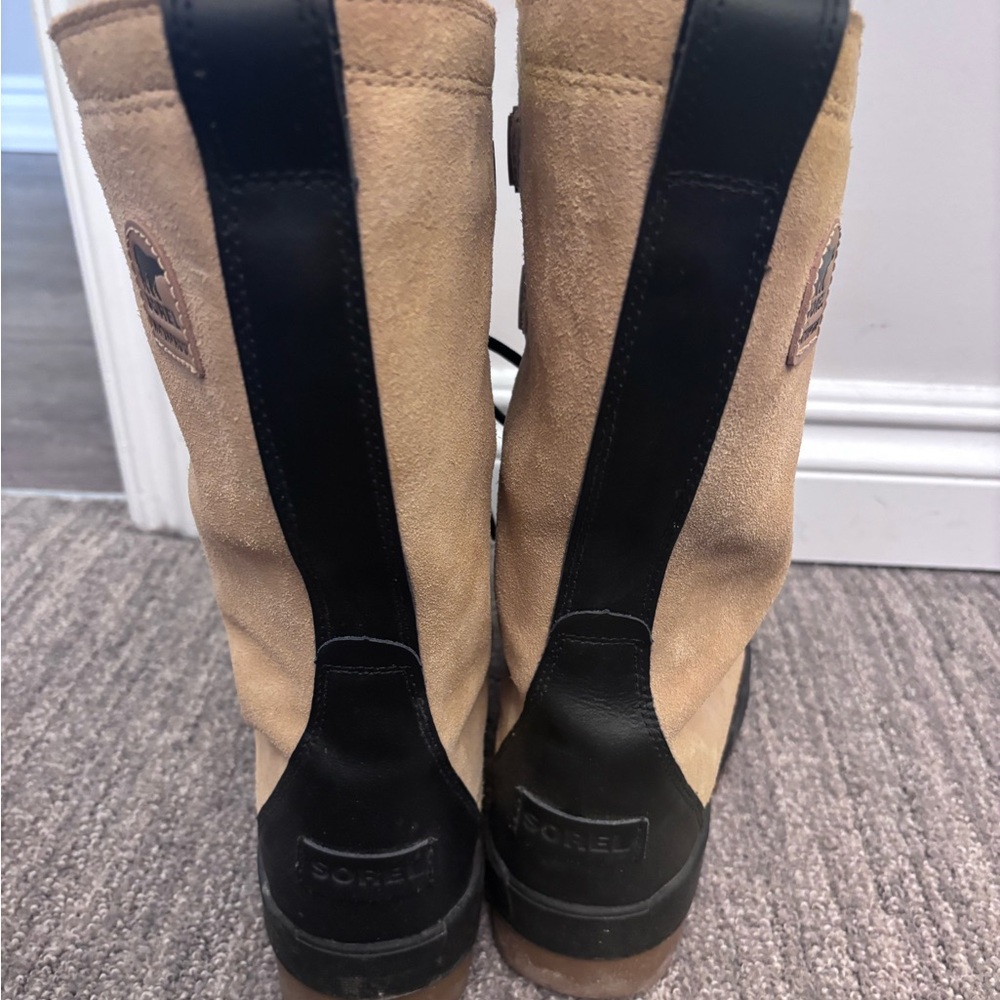 Sorel Beige Tan Faux Fur Lace-Up Winter Boots with Black Laces - Picture 3 of 3